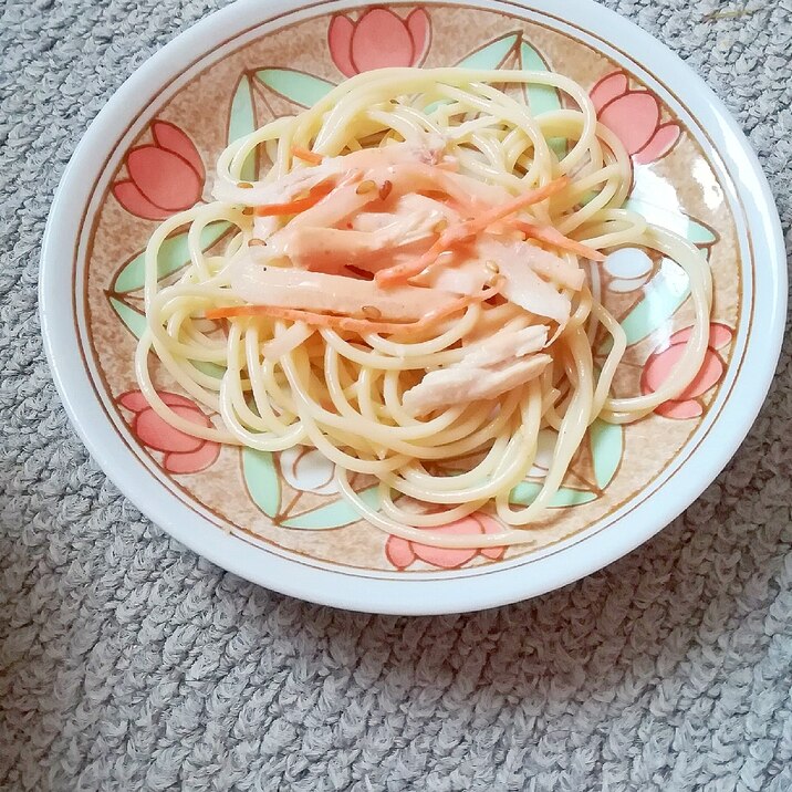 鶏ハムとにんじんのごまダレマヨネーズパスタ